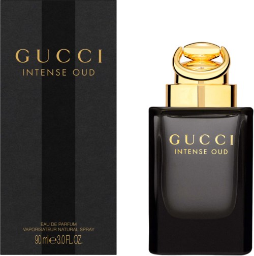 Butelka perfum z czarnym i złotym wzorem, oznaczona 'Gucci Intense Oud' z dopasowanym pudełkiem.
