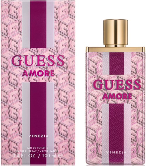 Een parfumfles en doos met roze, paars en zilveren patronen, de woorden "GUESS" en "AMORE" op beide.