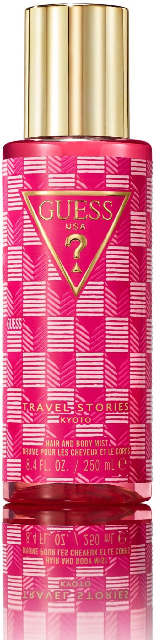 Roze spuitfles met Guess-label, gouden dop, geruit patroon en gouden tekst.
