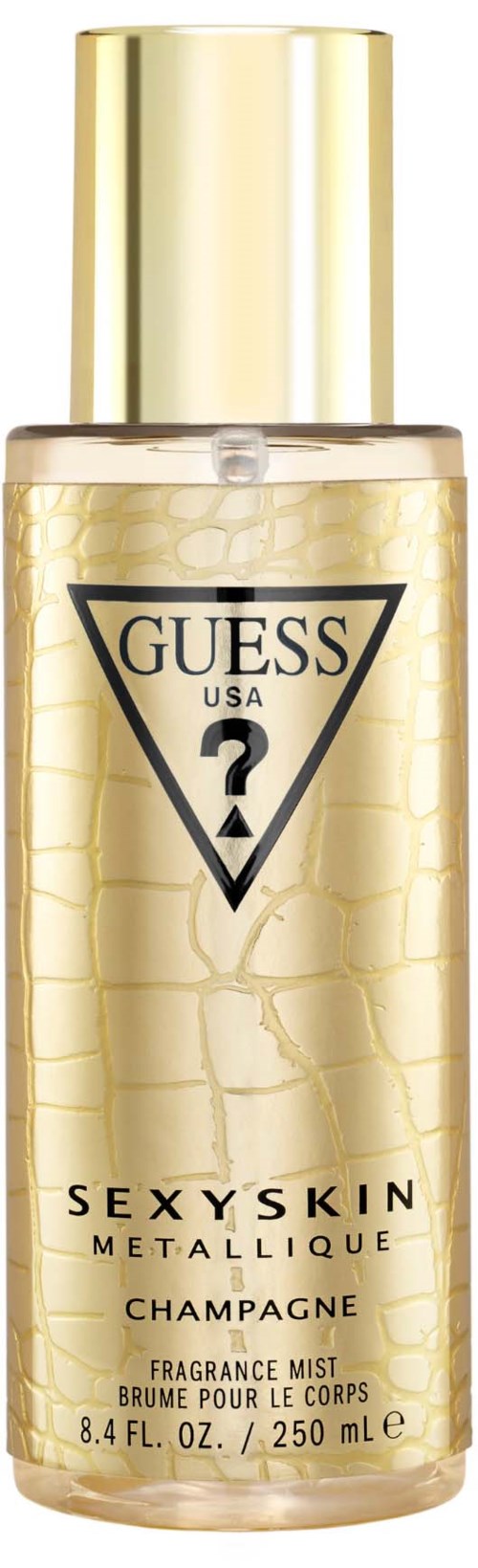 Een parfumfles met label 'Guess Sexy Skin Metallique Champagne' met gouden dop en beige textuur.