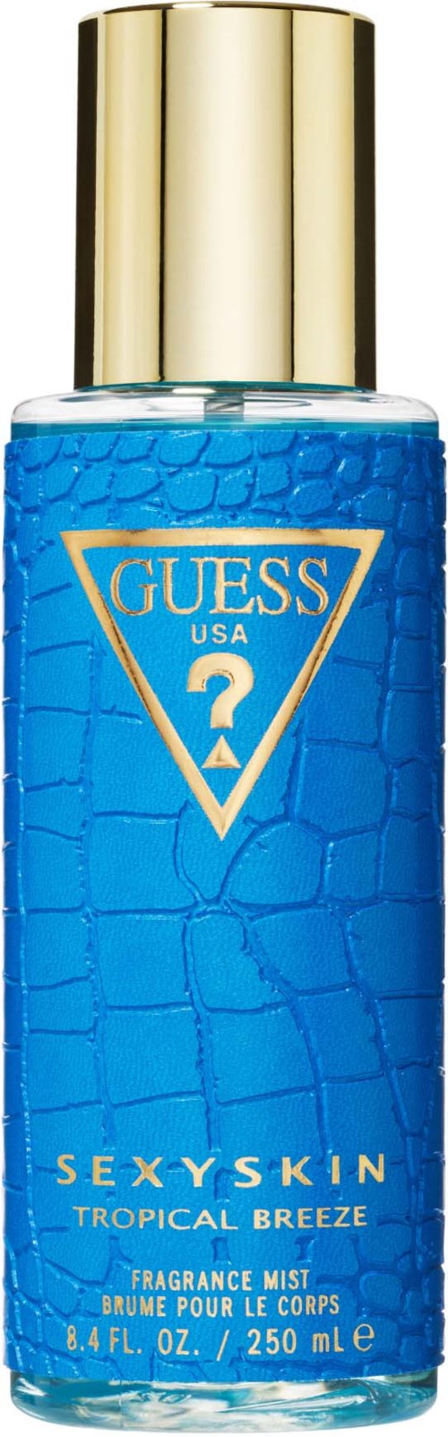 Blauwe fles met gouden dop, Guess-logo, gelabeld Sexy Skin Tropical Breeze geurenspray.