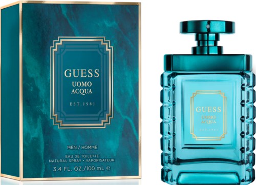 Een blauw parfumflesje en doos met gouden details, gelabeld Guess Uomo Acqua, staan apart.