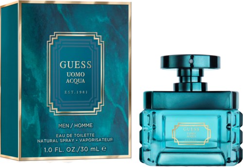 Een turquoise parfumfles en doos met gouden details, gemerkt Guess Uomo Acqua, voor mannen, 30 mL.
