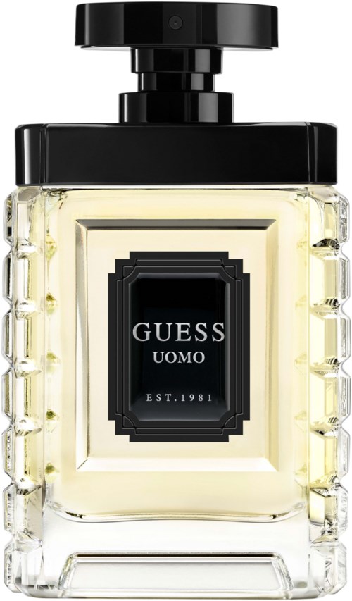 Een parfumfles met een zwarte dop, doorzichtige decoratieve zijden en een zwart label met 'GUESS UOMO' en 'EST. 1981.'
