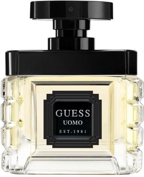 Een glazen parfumbottle met een zwarte dop, gemarkeerd GUESS UOMO, met lichtgele parfum.