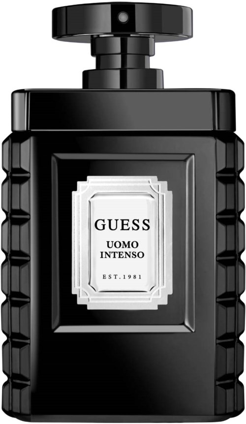Een zwarte fles met een etiket die zegt Guess Uomo Intenso, ontworpen voor mannengeur.