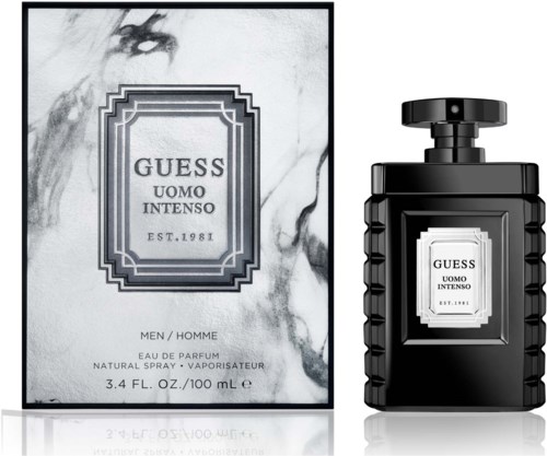 Een parfumfles en doos genaamd 'GUESS UOMO INTENSO', zwart-wit ontwerp, met tekst over de geur.
