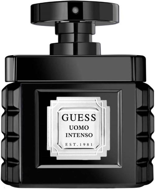 Een zwarte parfumfles met wit label, Guess-merk, voor mannen, genaamd UOMO INTESO, opgericht in 1981.
