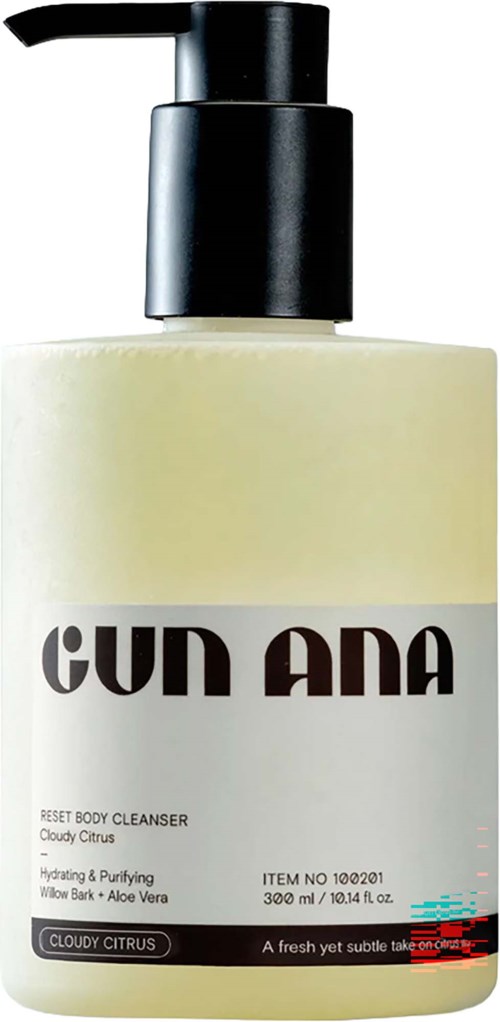 Een fles Gun Ana lichaamsreiniger met zwarte pump, gemarkeerd bewolkte citrusgeur, en bevat 300 ml.