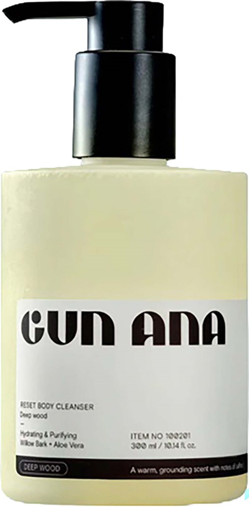 Een flesje lichaamsreiniger met het label Gun Ana, zwarte pomp en eenvoudig wit en zwart ontwerp.