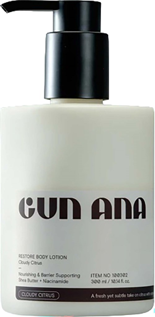 Een witte lotionfles met zwarte pomp label Gun Ana, met een fris gezichtsverfrisser aroma van bewolkt citrus, bevat 340 ml.