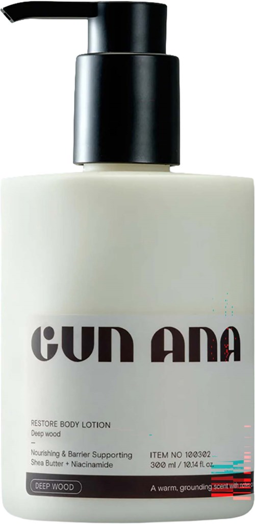 Een witte lotionfles met een zwarte pomp, getiteld Gun Ana, voor diepe houtlichaam verzorging.