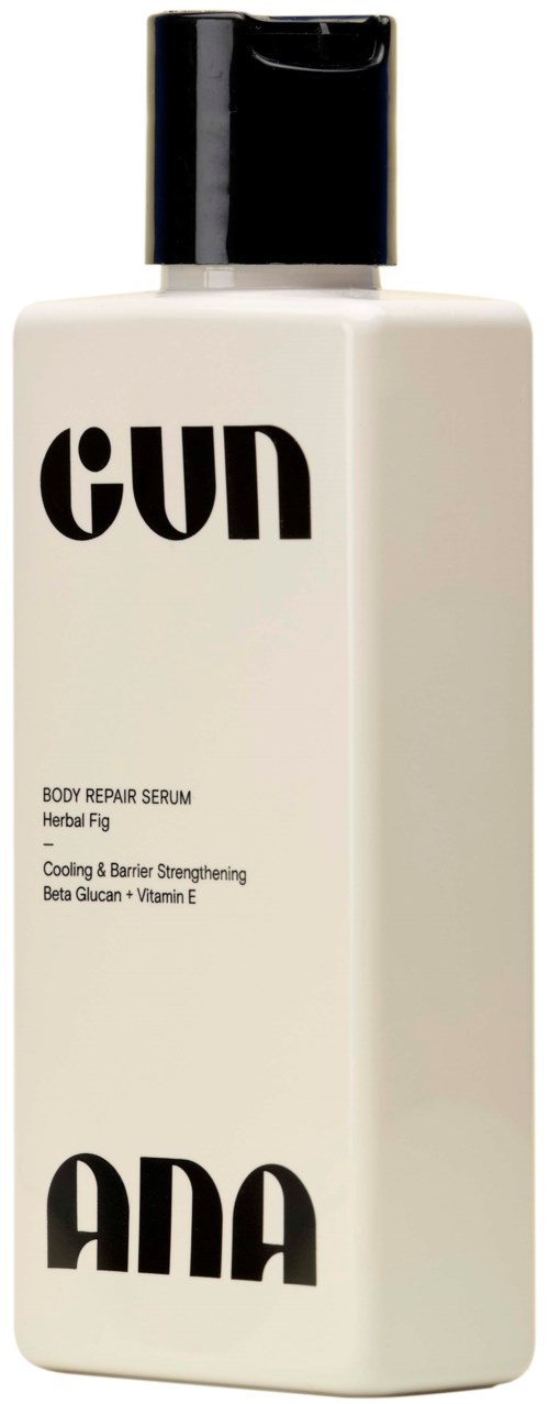 Een witte fles met zwarte tekst leest 'GUN ANA'. Het is een lichaamsherstelserum met ingrediënten zoals Beta Glucan en Vitamine E.