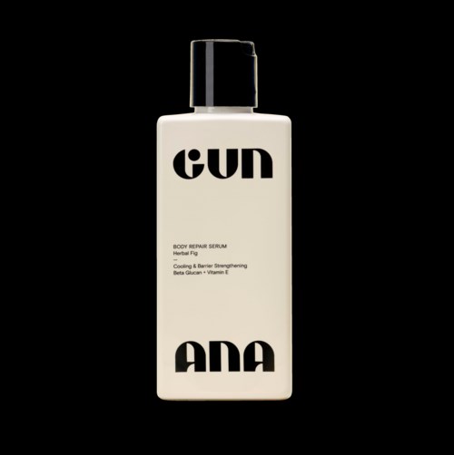 Een witte fles met zwarte dop, gelabeld 'GUN ANA', lijkt een huidverzorgings-, of cosmetisch product.