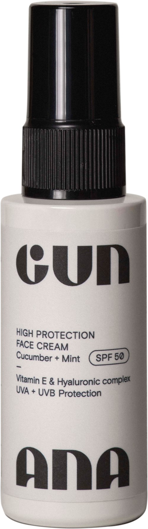 Een witte fles met zwarte spraydop met label "GUN ANA" voor gezichtscrème met SPF 50, komkommer en munt.
