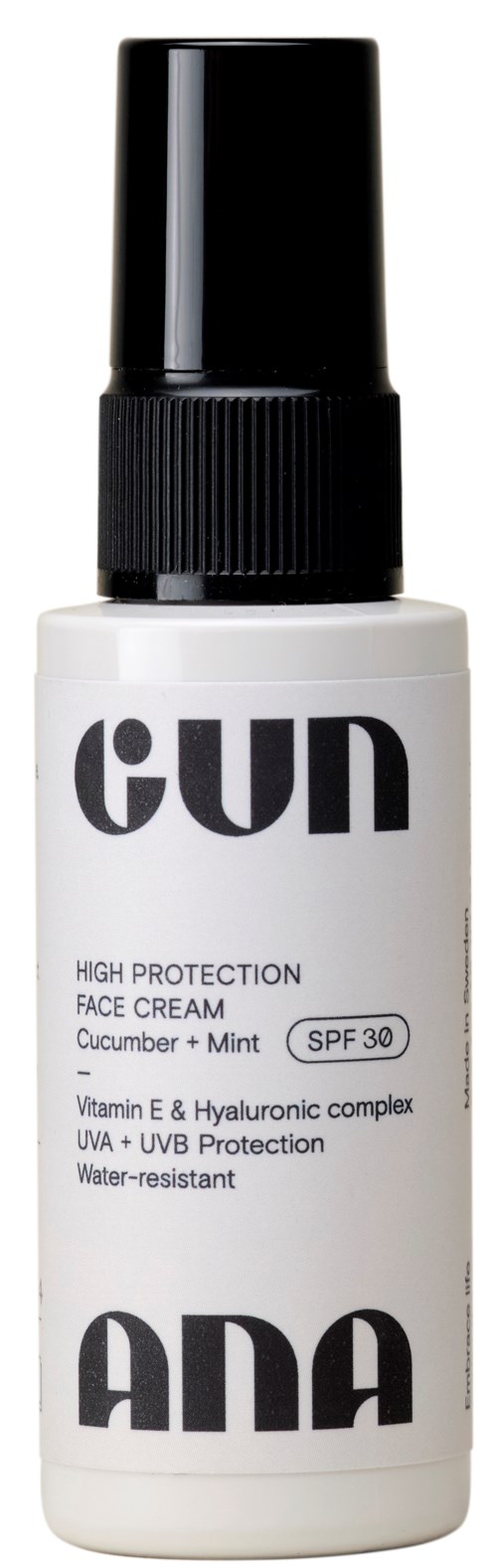 Een witte fles met een zwarte spraydop, gelabeld 'GUN ANA' met gezichtscrème details en SPF 30.