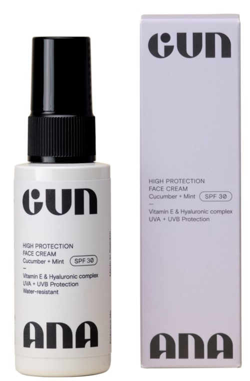 Een witte fles gezichtscrème, met het label 'GUN,' met een zwarte dop, naast een witte doos. Het product heeft SPF 30.