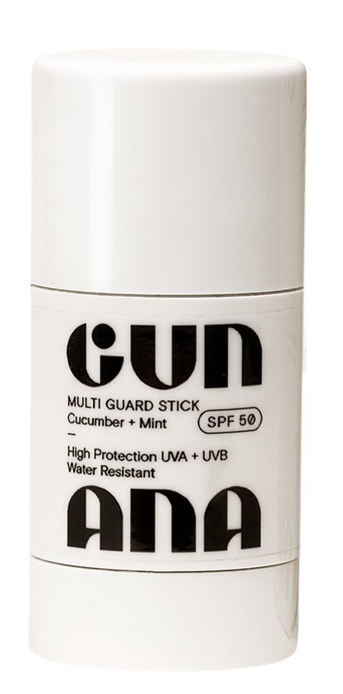 Een witte container met zwarte tekst die zonnebrandcrème met SPF 50, komkommer en munt geur, waterbestendig en UVA UVB bescherming.