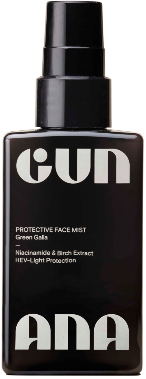 Zwarte fles met pomp, gemarkeerd "gun ANA" en noemt gezichtsspray met natuurlijke extracten en lichte bescherming.