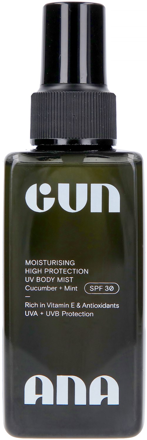 Donkere groene sprayfles met label 'GUN ANA' voor hydratatie en zonbescherming met komkommer en munt geur.