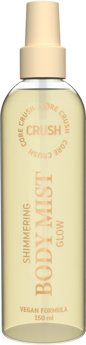 En klar sprayflaska märkt 'Body Mist Glow', med ett beige lock, som innehåller en ljusfärgad vätska.
