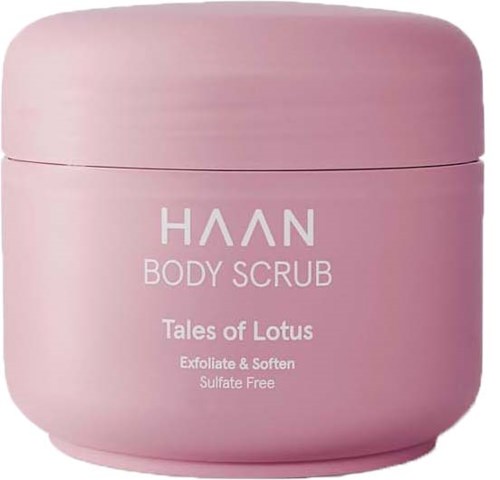 Eine rosa Schale mit der Aufschrift 'Haan Body Scrub,' Duft 'Tales of Lotus,' und sie ist sulfatfrei.