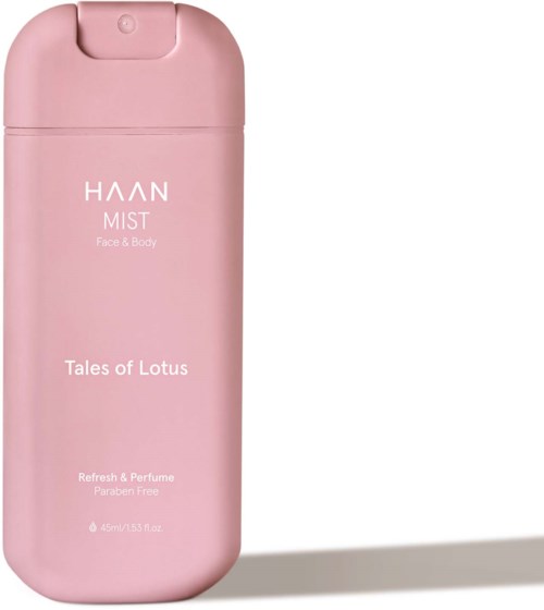 Eine rosa Sprayflasche mit der Aufschrift 'HAAN MIST Face & Body', 'Tales of Lotus' Duft, 45 ml.