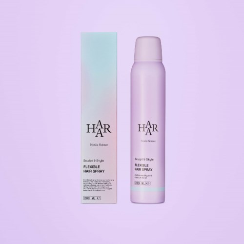 En lilla flaske og esken, merket 'Flexible Hair Spray,' med en minimalistisk pastellbakgrunn.