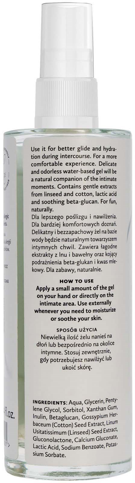 En tydlig sprayflaska med instruktioner och ingredienser på etiketten, används för hudens återfuktning eller lugnande.
