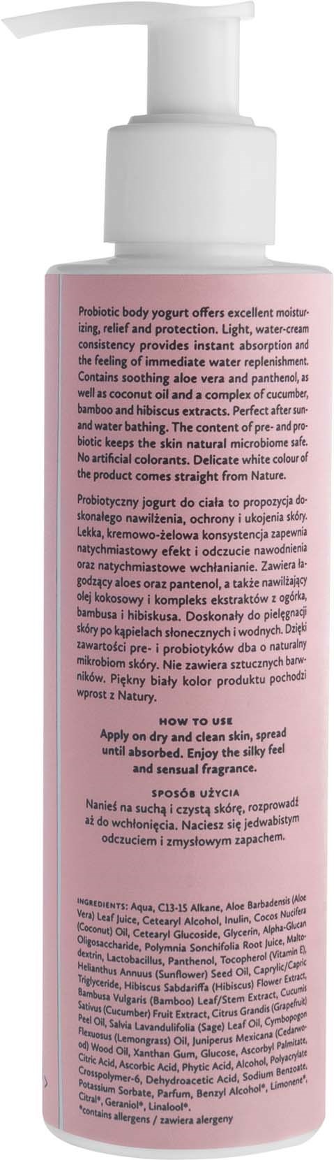 Rosa flaske med pumpe, sannsynligvis en hud- eller kroppslotion, med detaljert tekst om instruksjoner og ingredienser.