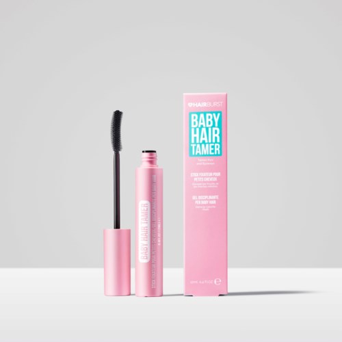 Roze mascara tube met borstel en bijpassende doos. Productnaam is 'Baby Hair Tamer' voor wenkbrauwen.