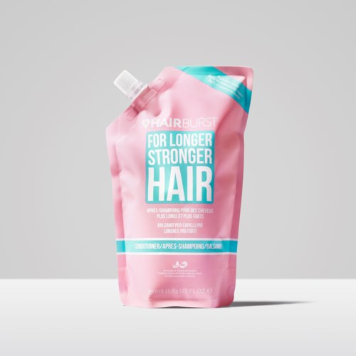 Roze shampoeverpakkingszak met blauwe en witte tekst die langer, sterker haar bevordert.