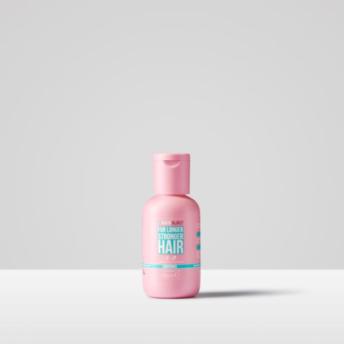 Roze fles voor haarproduct met blauwe en witte label, tekst benadrukt langer, sterker haar.