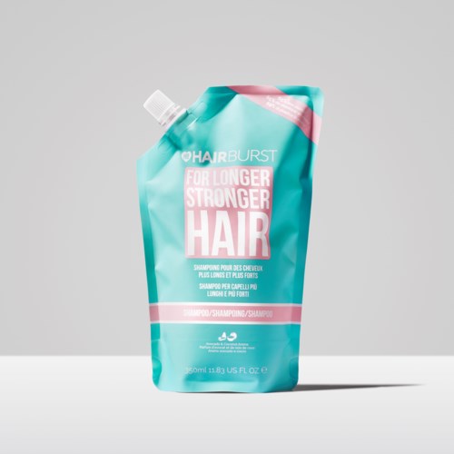 Een teal en roze navulverpakking van Hairburst shampoo voor lang, sterk haar, met uitloop bovenaan.