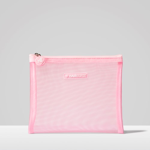 Een roze mesh-tas met ritssluiting, label en kleine ronde logo op rits.