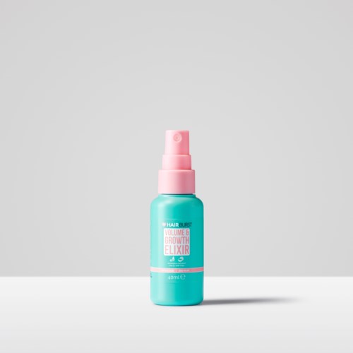 Een blauw flesje met een roze spraykop, gelabeld 'Volume & Growth Elixir' voor haarverlies.