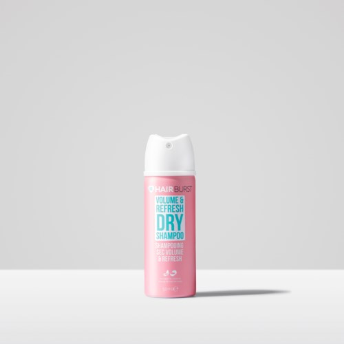 Een roze fles droogshampoo met witte dop, gelabeld "Volume & Refresh" en "Hair Burst."