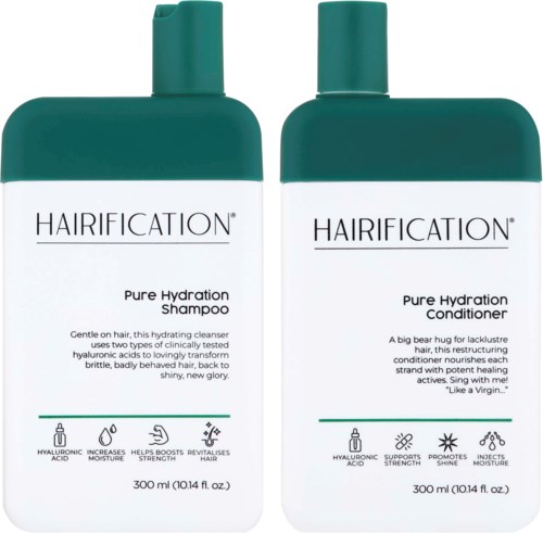 Kaksi hiustenhoitopulloa, shampoo ja hoitoaine, valkoisilla etiketeillä ja tealilla kansilla.