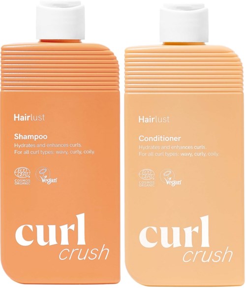 To hårpleieflasker merket Curl Crush, én for sjampo og én for balsam, med oransje emballasje og hvite lokk.