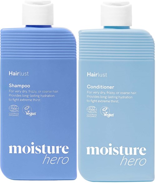 Två blå flaskor med Hairlust Moisture Hero schampo och balsam med vita lock, inklusive produkt- och varumärkesinformation.