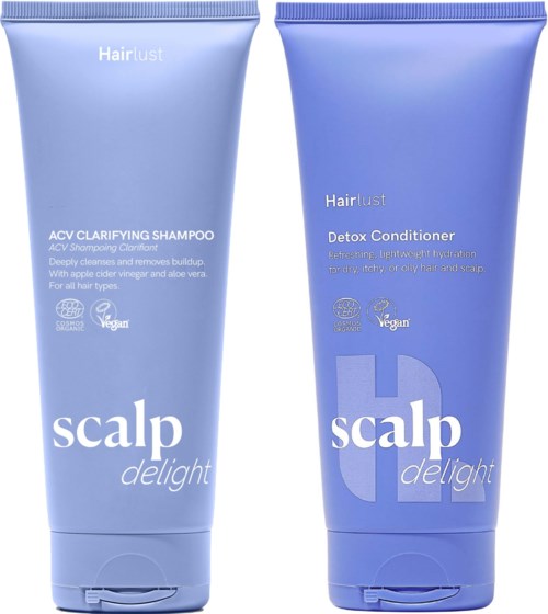 Två blå hårvårdsrör, ett för rengöringsschampo och ett för detoxbalsam, med vit text och logotyper.