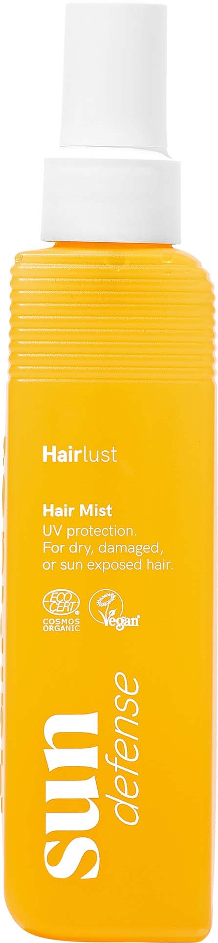 Gul sprayflaske merket Sun Defense Hair Mist for UV-beskyttelse, vegansk, for skadet eller solexponert hår.