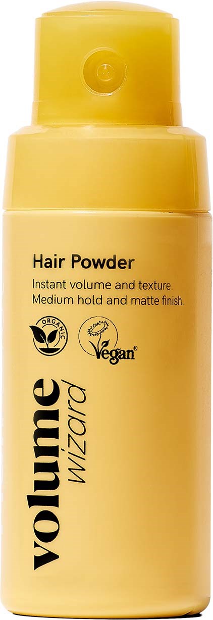 Gul flaske med volumgivende hårpulver med pumpe, merket som vegansk, gir umiddelbar volum og matt finish.