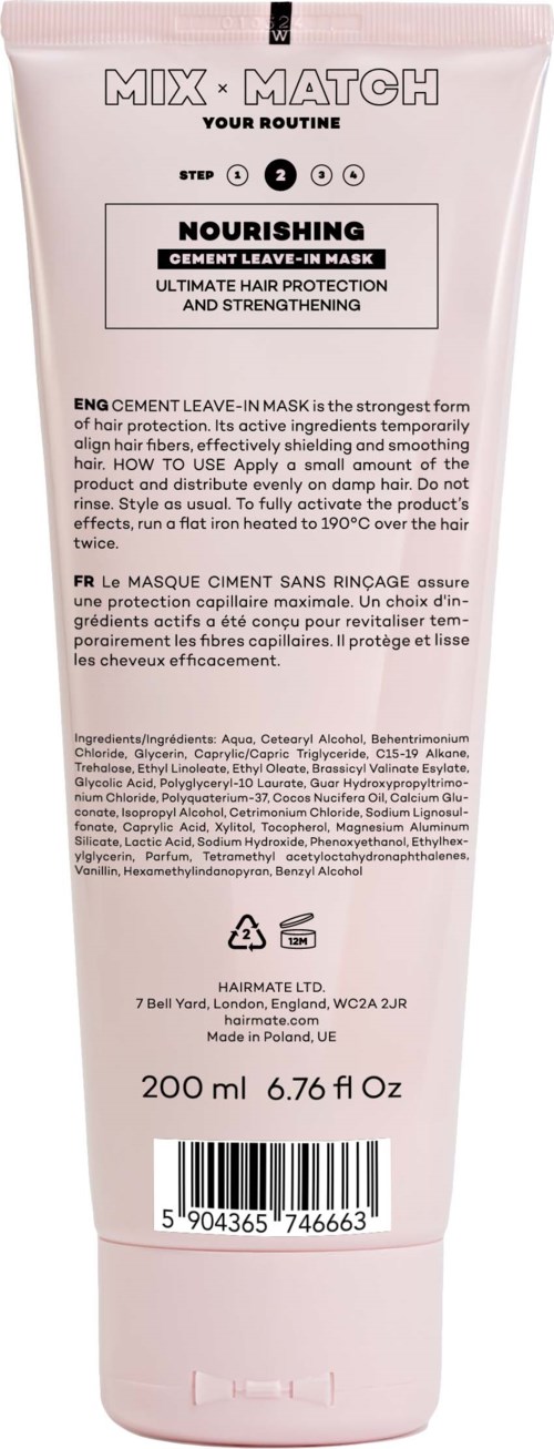 Een roze tube haarmasker met zwarte en witte tekst, inclusief productdetails en ingrediënten, staat rechtop.