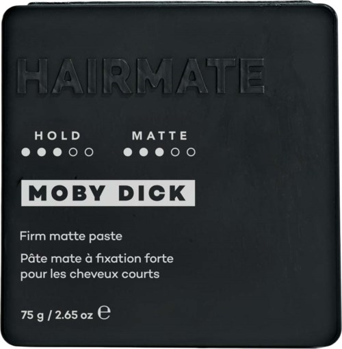 Een zwarte doos met vetgedrukte tekst zegt "Hairmate" en "Moby Dick," details over haarpasta, gewicht en gebruik. Geschikt voor kort haar.