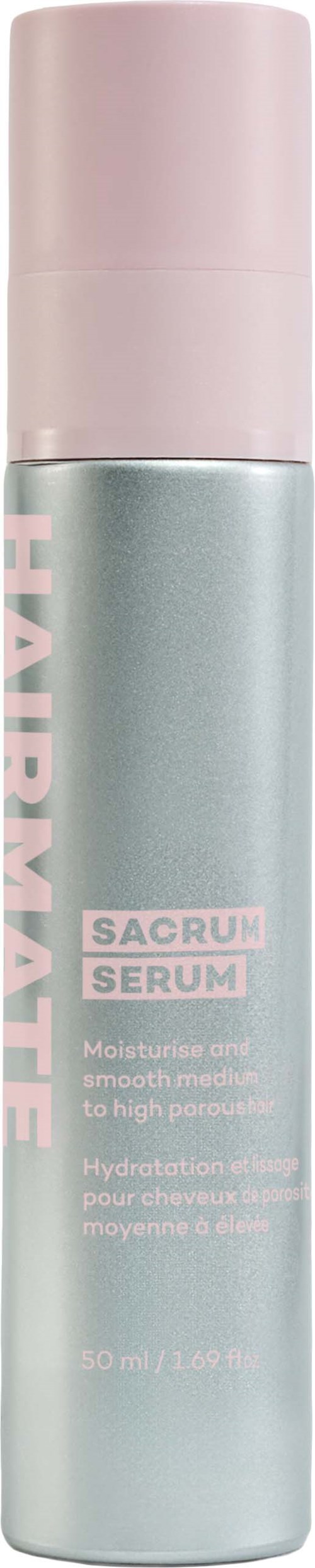 Een lichtblauwe cilindervormige fles met roze dop, gelabeld "HABYMATE SACRUM SERUM" voor hydratatie van de huid.