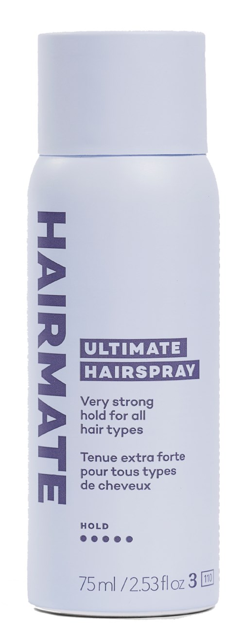 Een witte fles met het label 'HARMATE' en tekst over sterke hold haarspray voor alle haartypes.