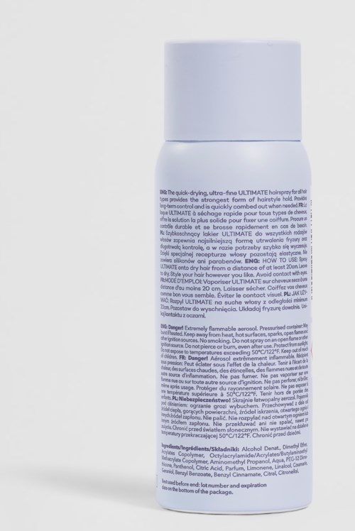 Een witte fles met een cilindrische vorm en een witte dop, met productinformatie op het label.