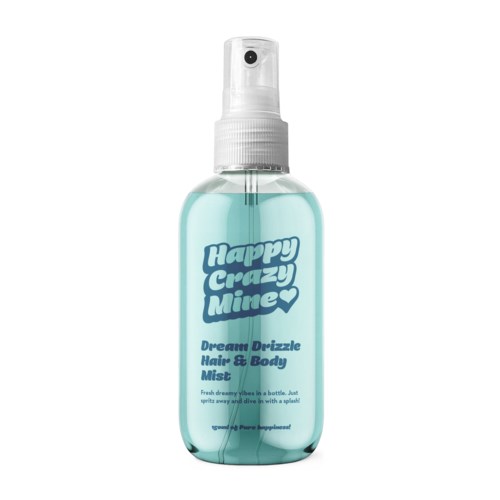 Een lichtblauwe sprayfles met het label Happy Crazy Mine, voor haar en lichaamsspray. Het heeft een wit sproeikop.