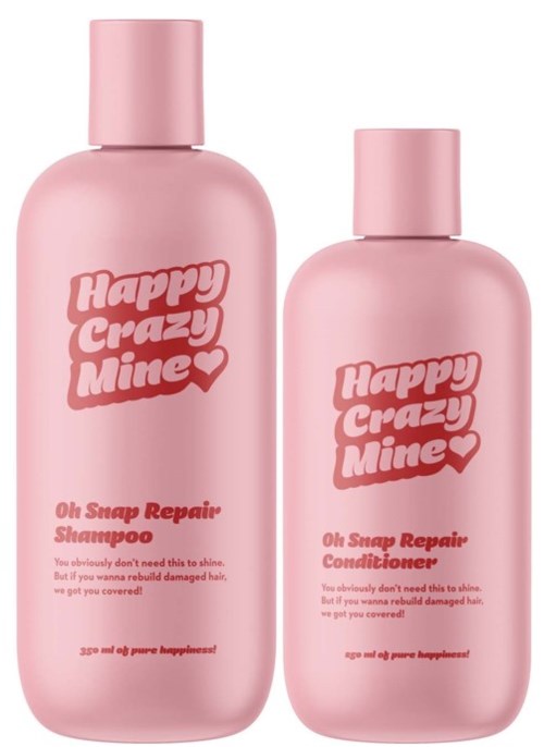 Twee roze flesjes met de woorden Happy Crazy Mine, een voor shampoo en een voor conditioner.